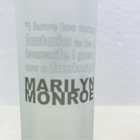 Tall Marilyn Monroe Shot Glasses - Picture 5 of 5